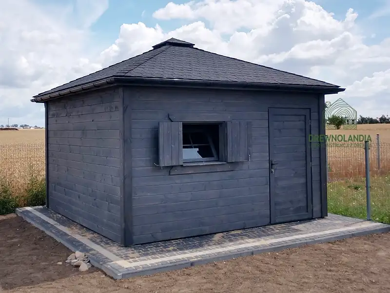 Drewniany domek gospodarczy