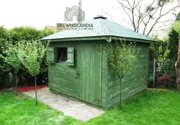 zielona drewutnia z jednym oknem