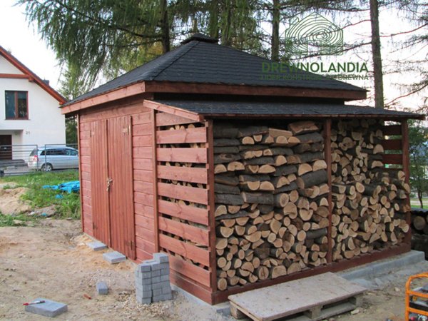 Domek drewniany z drewutnia