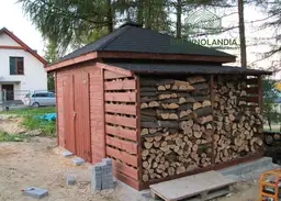 Domek drewniany z drewutnia