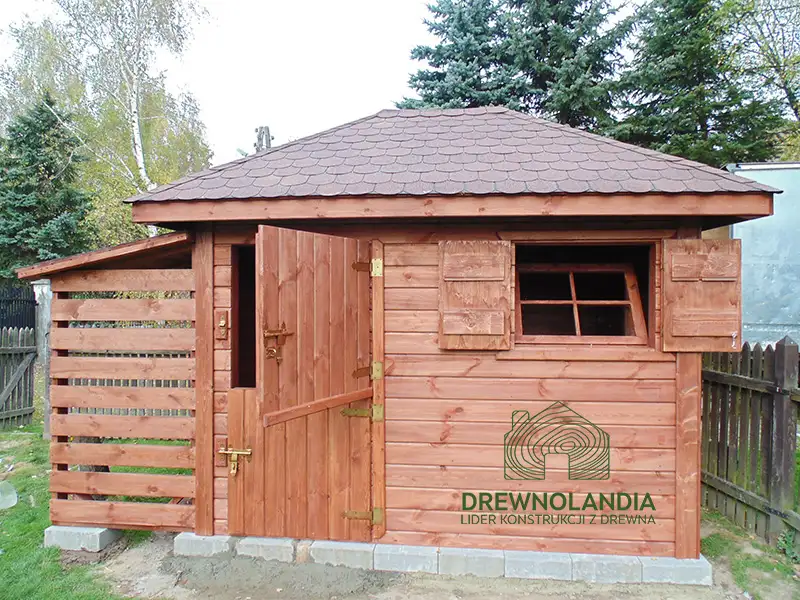 drewutnia z dzielonymi do otwierania drzwiami