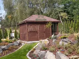 Domek ze skladzikiem na drewno