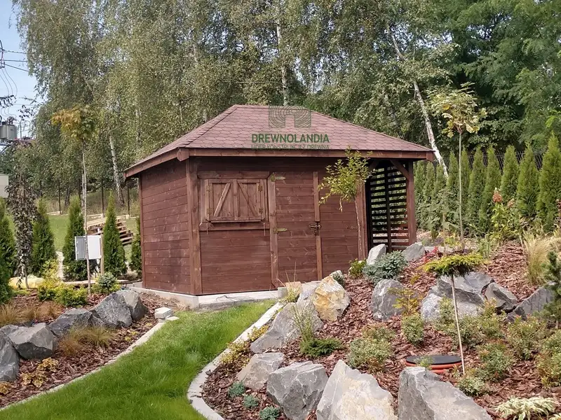 Domek ze skladzikiem na drewno