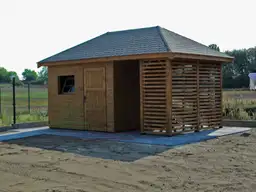 drewutnia przy płocie