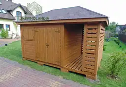 zamykana drewutnia ogrodowa z oknem