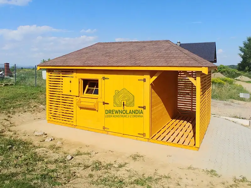 Domek skladzik z drewna na dzialke