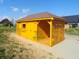 Maly domek narzedziowka z drewna