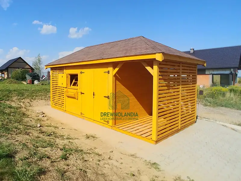 Maly domek narzedziowka z drewna