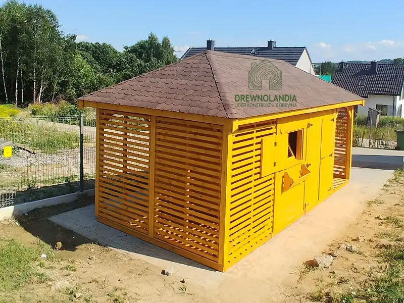 Skladzik narzedziowy z drewutnia