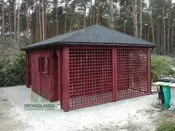 Drewniany domek narzedziowy z drewutnia