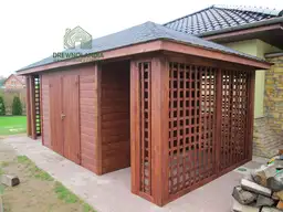 drewutnia stojąca na kostce brukowej z ciemnym dachem