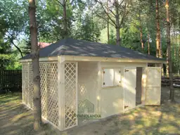 mały domek letniskowy w lesie