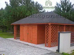 drewutnia na kostce brukowej z ciemnym dachem