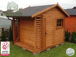 drewutnia z ciemnym dachem i ryną