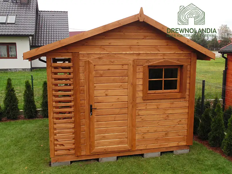 drewutnia brązowa stojąca na trawie z oknem