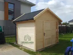 Drewniany domek na kosiarke