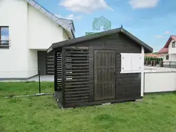 ciemna drewutnia z białym oknem