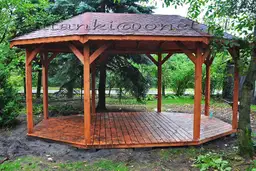 altana wśród drzew z bordowym dachem