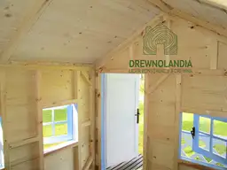 domek letniskowy z niebieskimi oknami