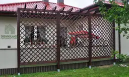 pergola stojąca przy domu na trawie