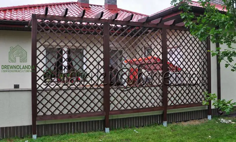 pergola stojąca przy domu na trawie