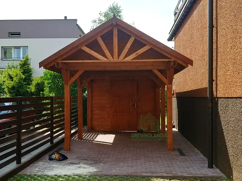 Wiata samochodowa z drewna