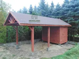 budowa brązowego domku letniskowego z ciemnym dachem