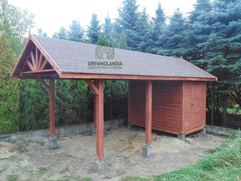 budowa brązowego domku letniskowego z ciemnym dachem