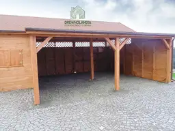 brązowa altana ogrodowa z bordowym dachem z filarami