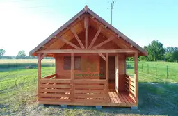 brązowy domek letniskowy z otwartymi drzwiami