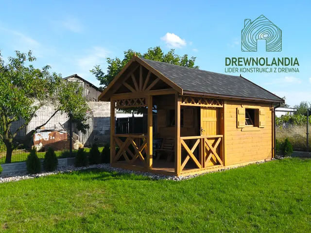 maly domek na trawie z dachem ciemnym i malym tarasem