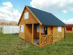 drewniany domek z białymi okiennicami i brązowymi drzwiami