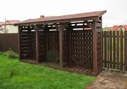 Brazowa drewutnia ogrodowa