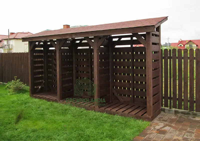 Brazowa drewutnia ogrodowa