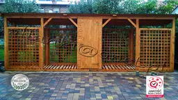 Brazowa drewutnia z azurowa zabudowa