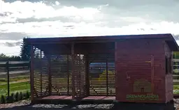 pergola przy metalowym płocie