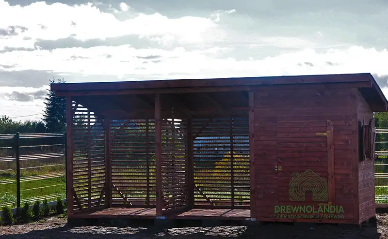 pergola przy metalowym płocie