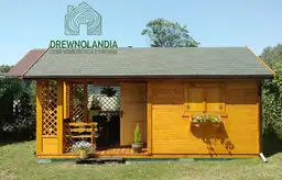 zółty domek drewniany z kwaitami w oknach