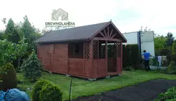 mały domek letniskowy z tarasem i zamkniętym oknem na trawie