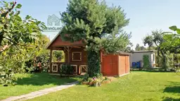 domek letniskowy wśród drzew i roślin, piętrowy