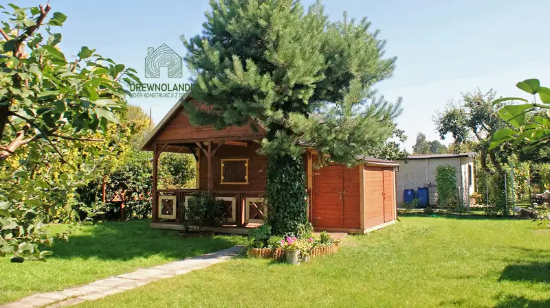 domek letniskowy wśród drzew i roślin, piętrowy