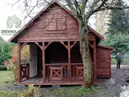 bordowy domek letniskowy z altaną stojący przy drzewie