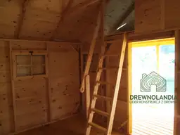 wnętrze piętrowego domku letniskowego brązowego