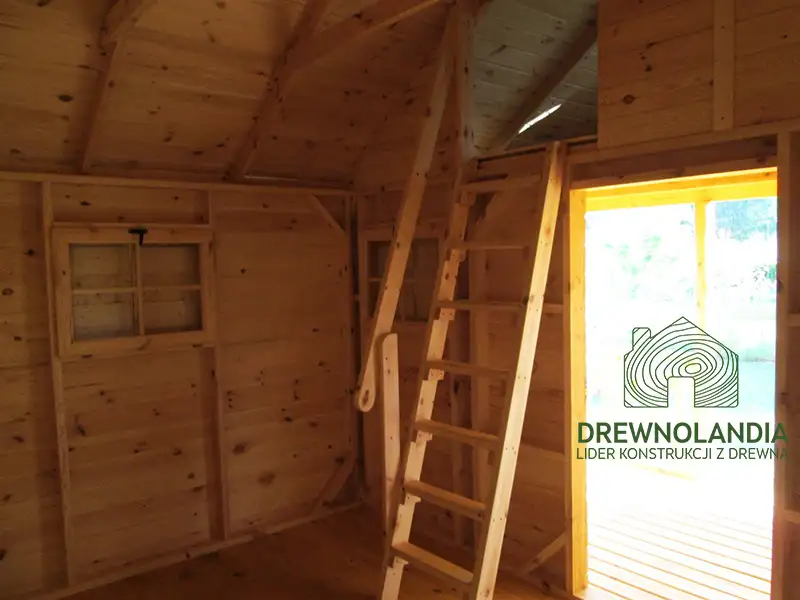 wnętrze piętrowego domku letniskowego brązowego