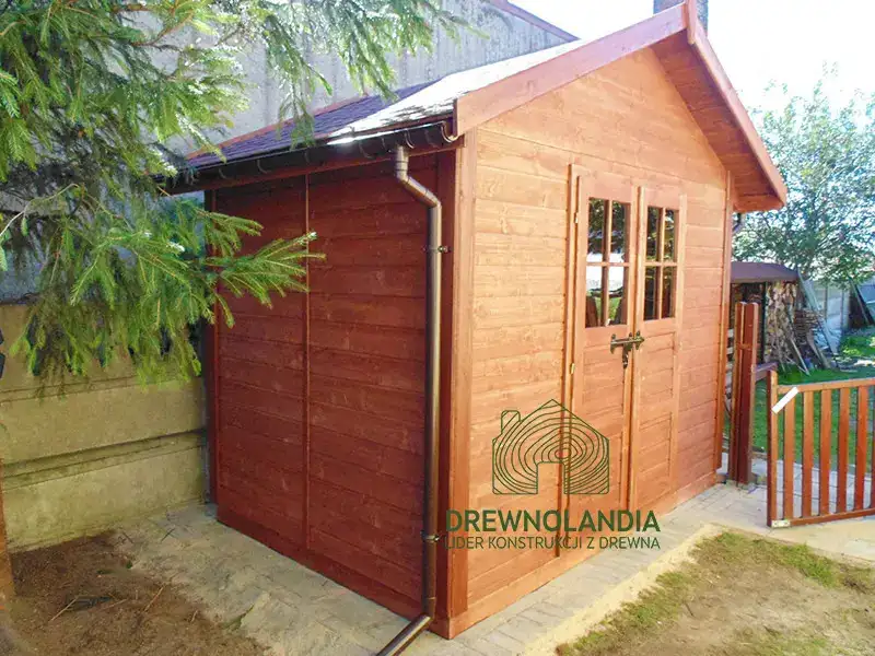 mała drewutnia z oknami w drzwiach