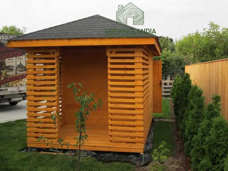 drewutnia na trawie z ciemnym dachem