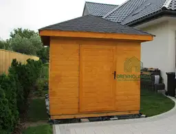 drewutnia stojąca przy białym domu