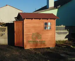 brazowa drewutnia z ciemnym dachem