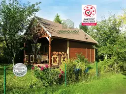 domek letniskowy wśród kwiatów i drzew