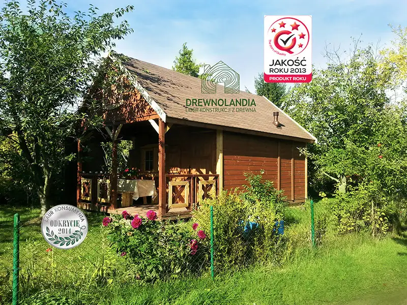 domek letniskowy wśród kwiatów i drzew